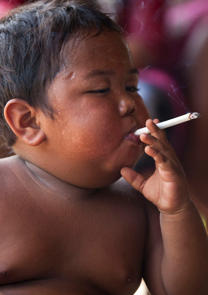 喫煙する二歳児