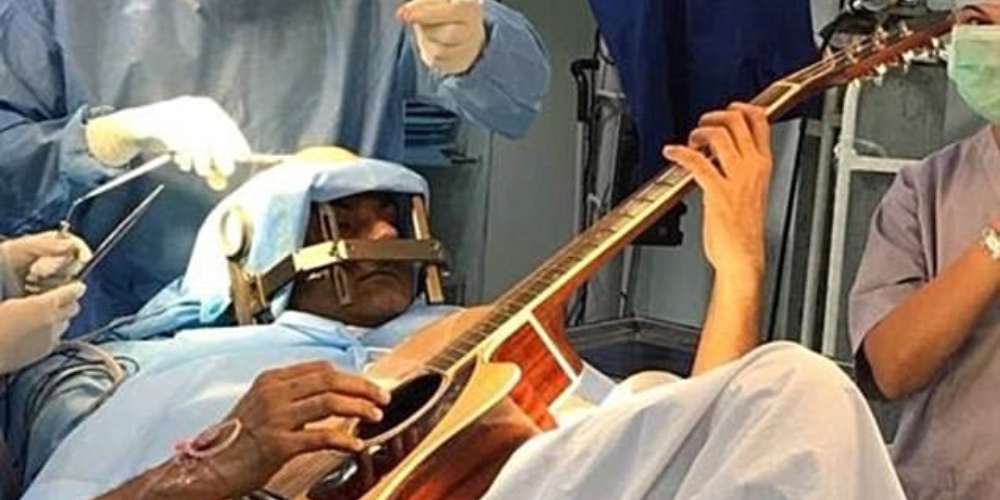 脳の手術中にギター演奏