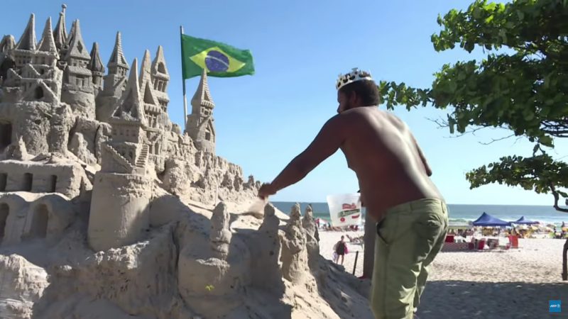 ブラジルのビーチで砂の城に暮らす王様