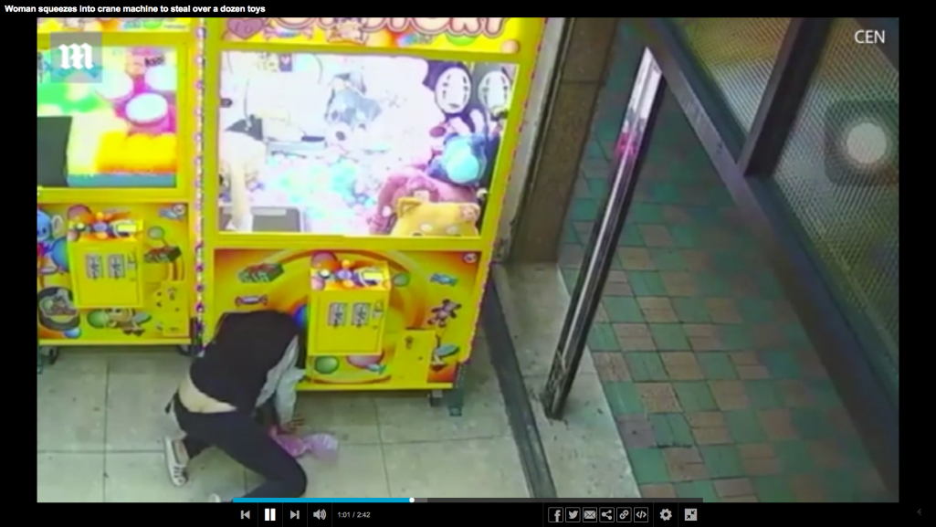 ゲーセンの峰不二子がクレーンゲームに侵入