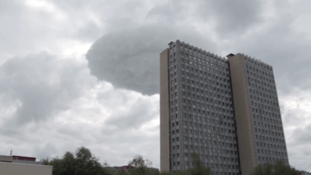 巨大な空飛ぶ円盤型UFO