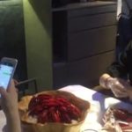 菜々緒似の美女がザリガニの殻を剥いてくれるレストラン中国上海に登場