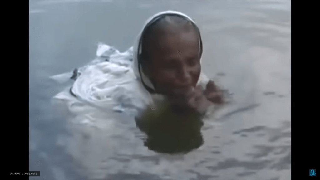 奇病が原因で20年間湖の中で生活する女性