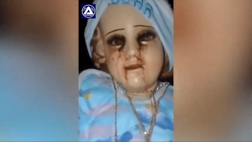 殺人の都で血の涙を流す赤ちゃん人形