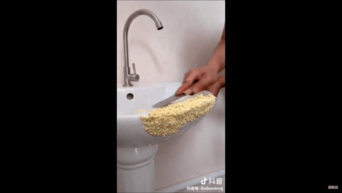 壊れた家具を食品でDIY修理する中国人