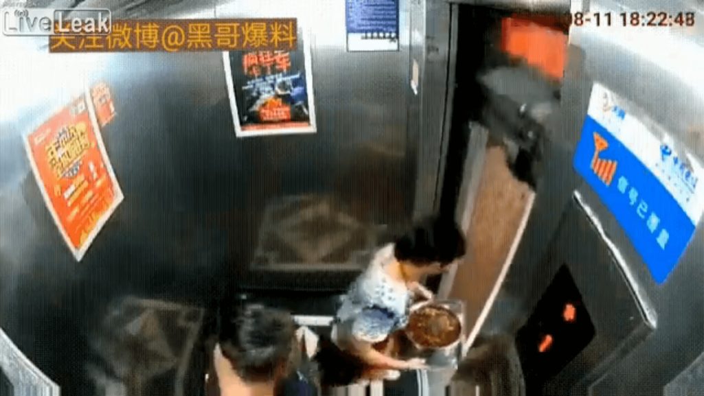 エレベーターの衝撃動画