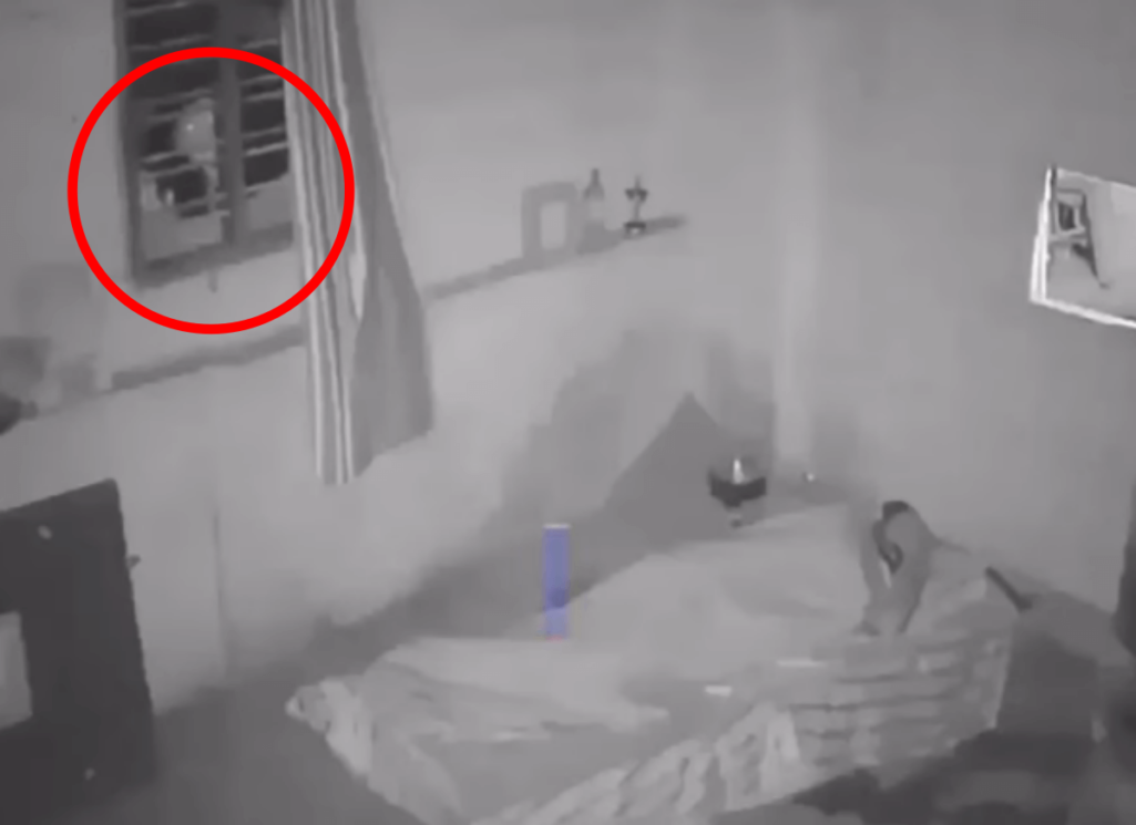 部屋を覗き込む黒髪幽霊の心霊動画