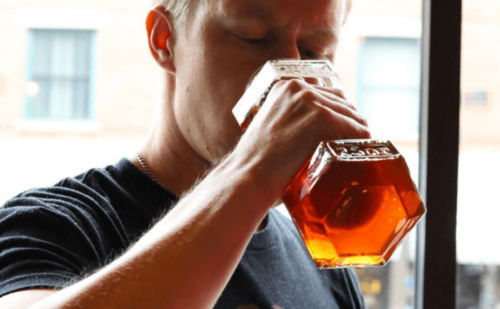 ダンベルジョッキで酒飲みながら筋トレ