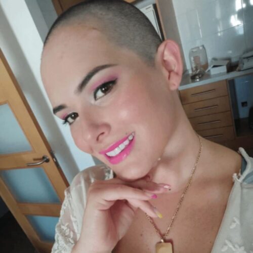 不審者が美人の頭に接着剤キャップ事件