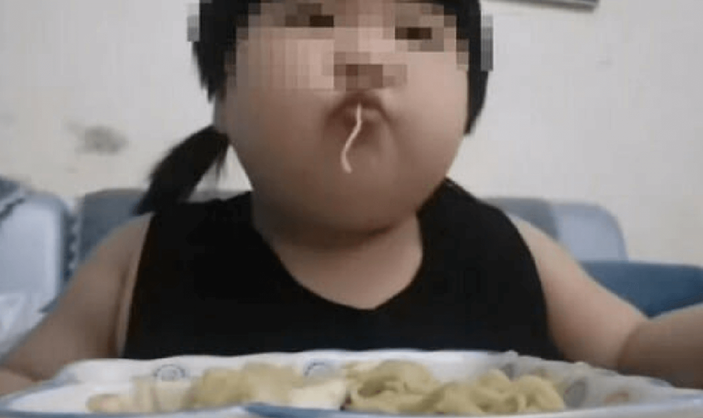中国の毒親が娘に大食いチャレンジ動画を強要