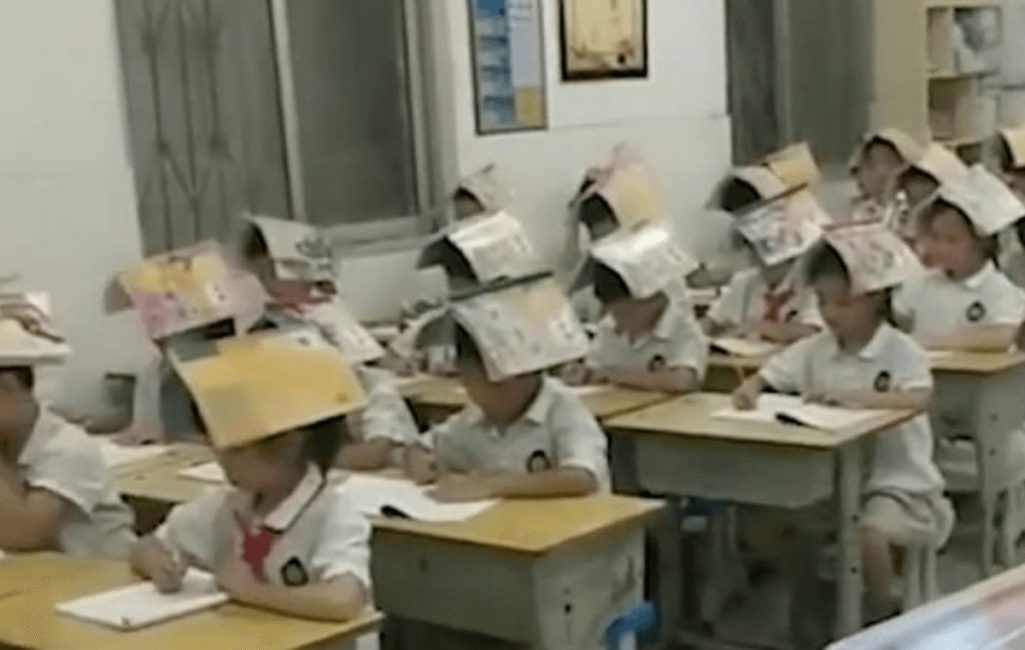 中国の小学校で頭に教科書乗せるスタイル