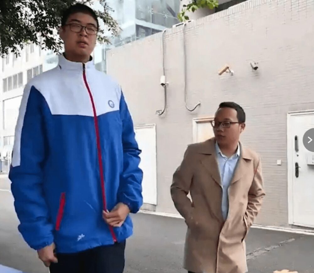 身長220cm!!世界一背の高い14歳の男子中学生はグングン成長中!高身長の悩みも告白