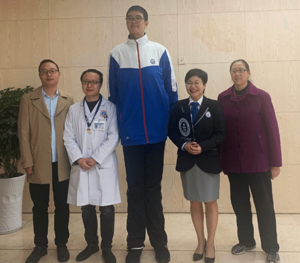 身長220cm!!世界一背の高い14歳の男子中学生はグングン成長中!高身長の悩みも告白