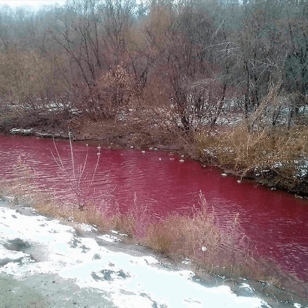 汚染で赤く染まった川