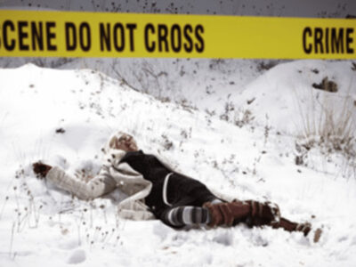 嘘の殺人事件で警察官に除雪作業させた男