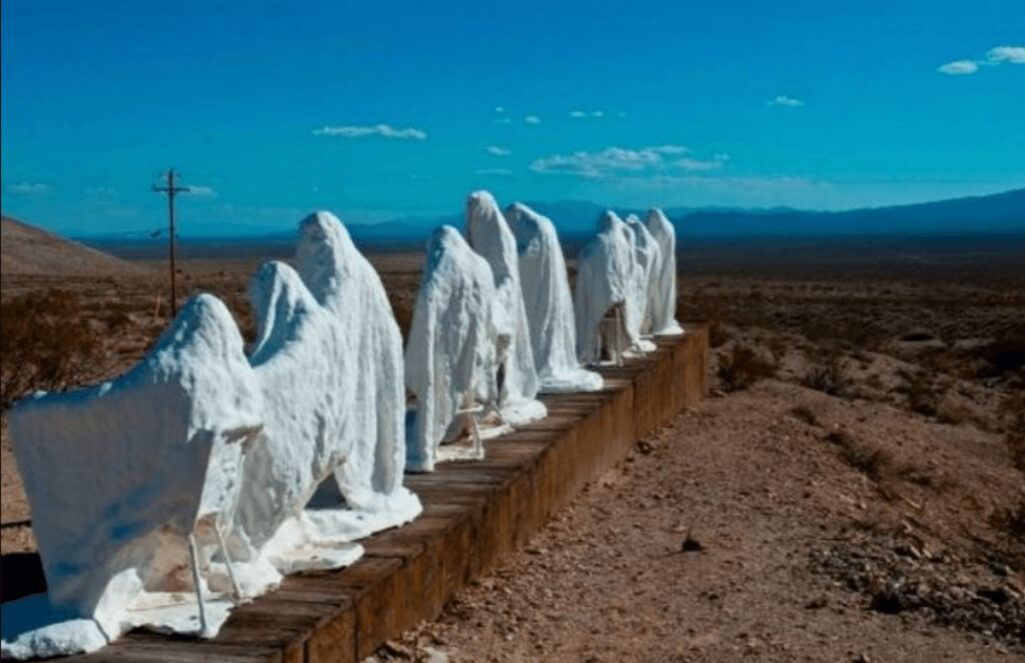 怖いGoogleEarth「砂漠に謎の幽霊集団とミステリー渦巻」発見