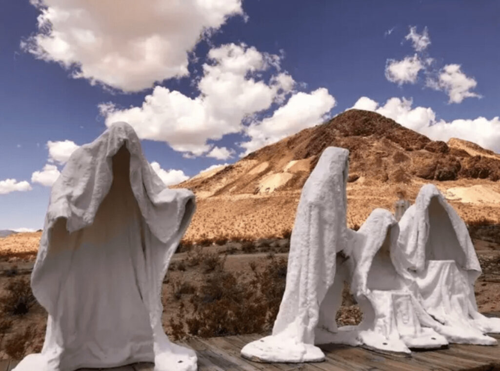 怖いGoogleEarth「砂漠に謎の幽霊集団とミステリー渦巻」発見
