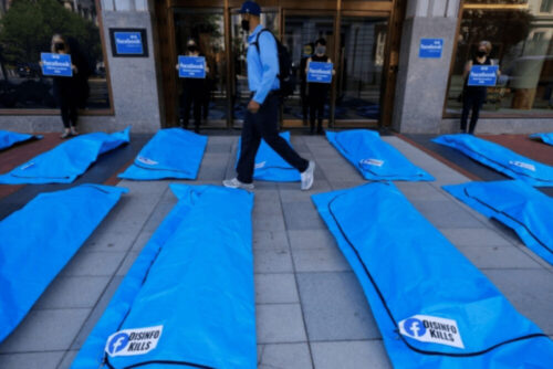 Facebook本社前に遺体袋が並んだ理由