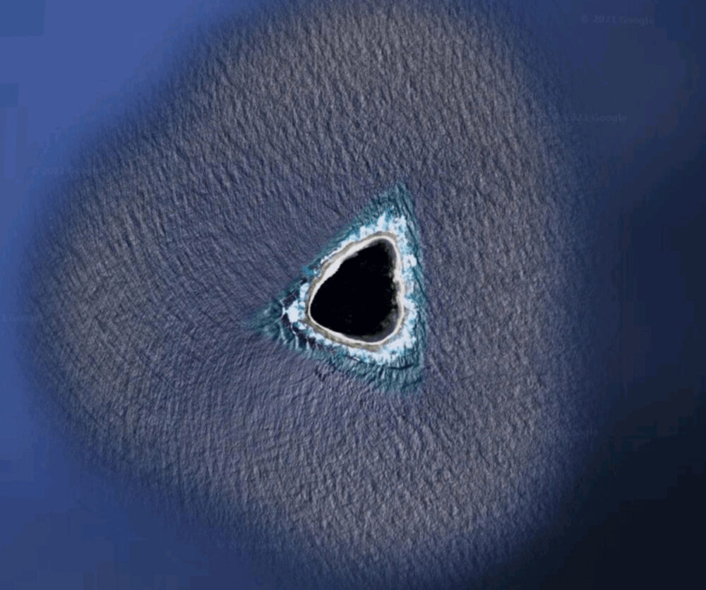 Google Mapに三角形の謎の島を発見