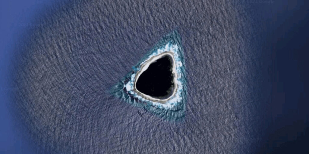 Google Mapに三角形の謎の島を発見