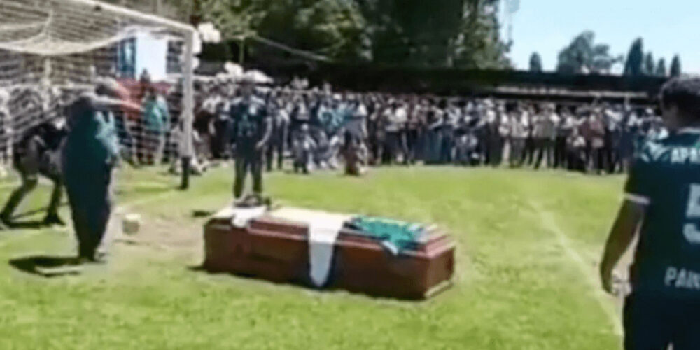死亡したサッカー選手が棺桶からゴール