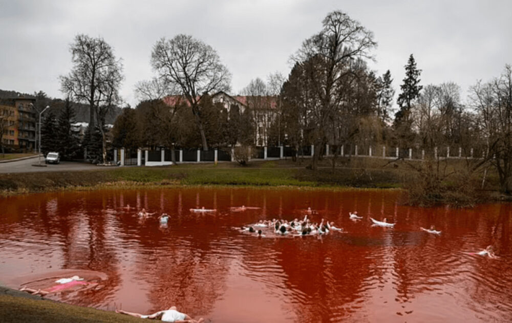 ロシア大使館前に血の池が出現