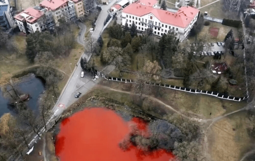 ロシア大使館前に血の池が出現