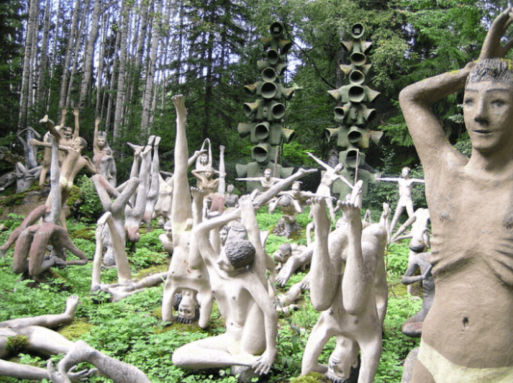 不気味な彫像が並ぶ怖い観光名所