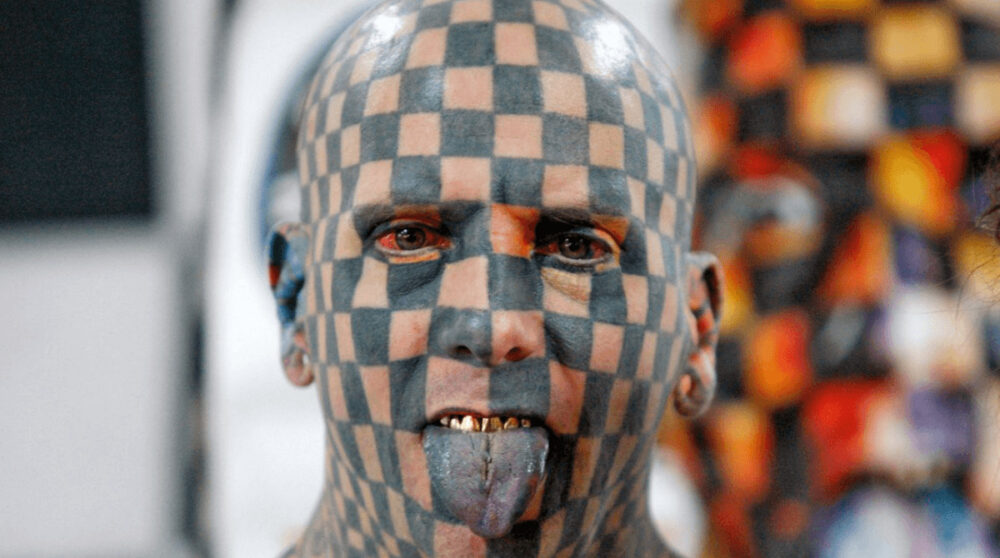 世界一正方形のタトゥー入れたギネス男