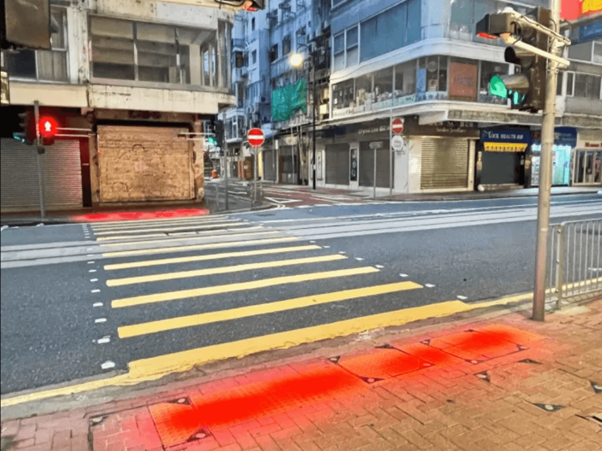 歩きスマホ対策で歩道が赤く光る信号が誕生