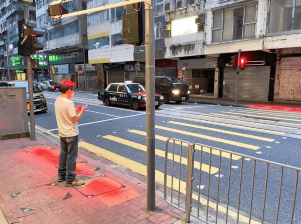 歩きスマホ対策で歩道が赤く光る信号が誕生