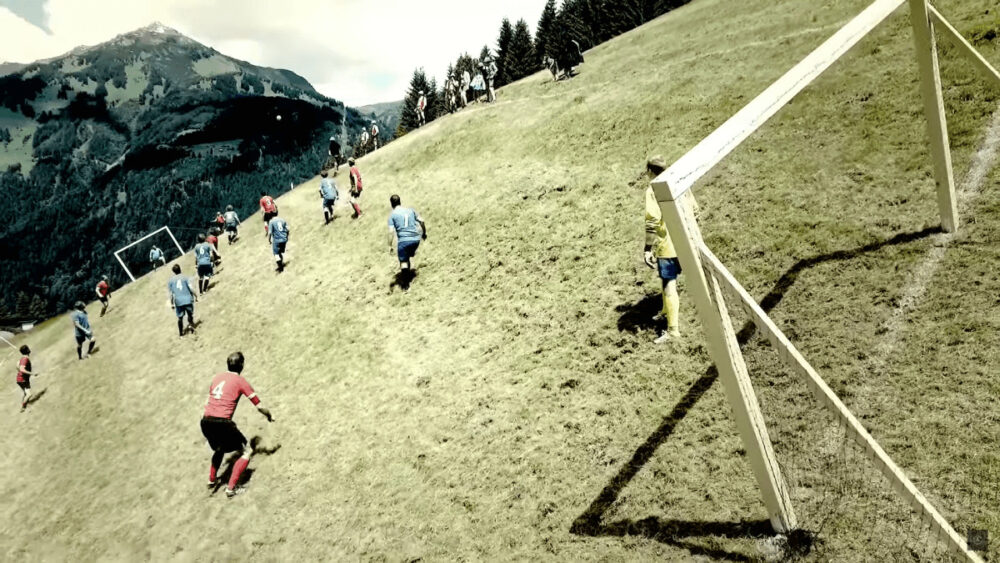 山の急斜面でプレイするアルペンサッカー
