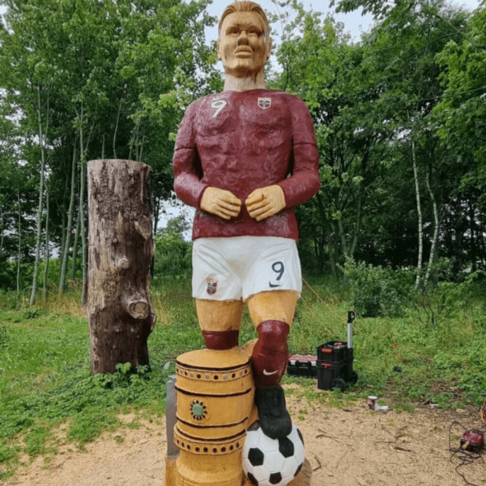 ハーランド選手の木像が似て無くてサッカーファンが盗難事件