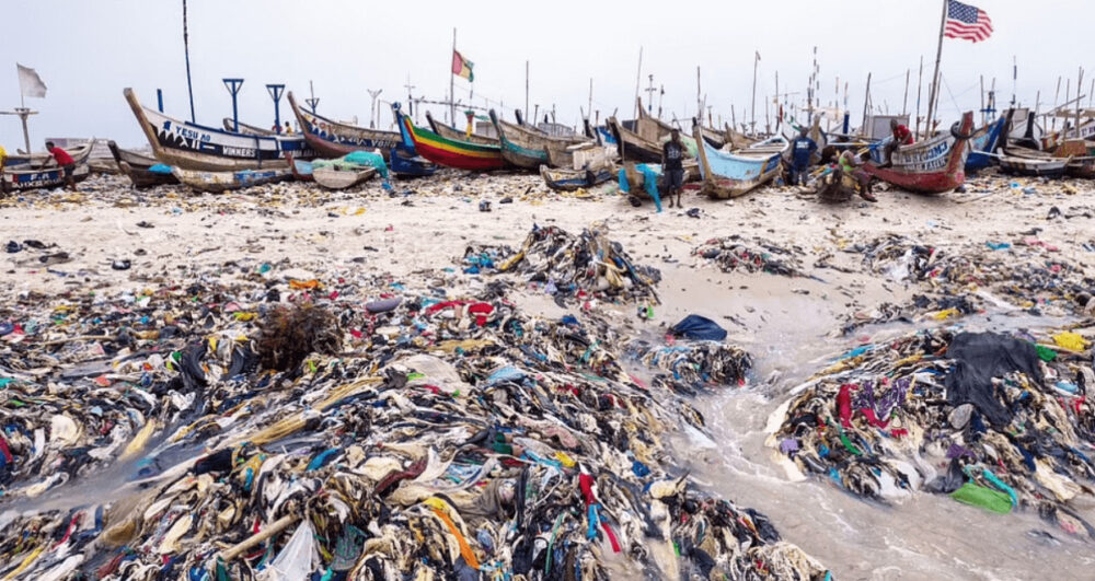 大量の古着が流れ着いて環境を汚染するビーチ
