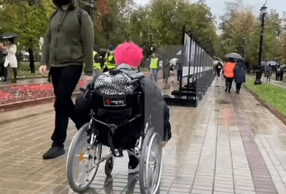 ロシアで車椅子の女性が無言の抗議