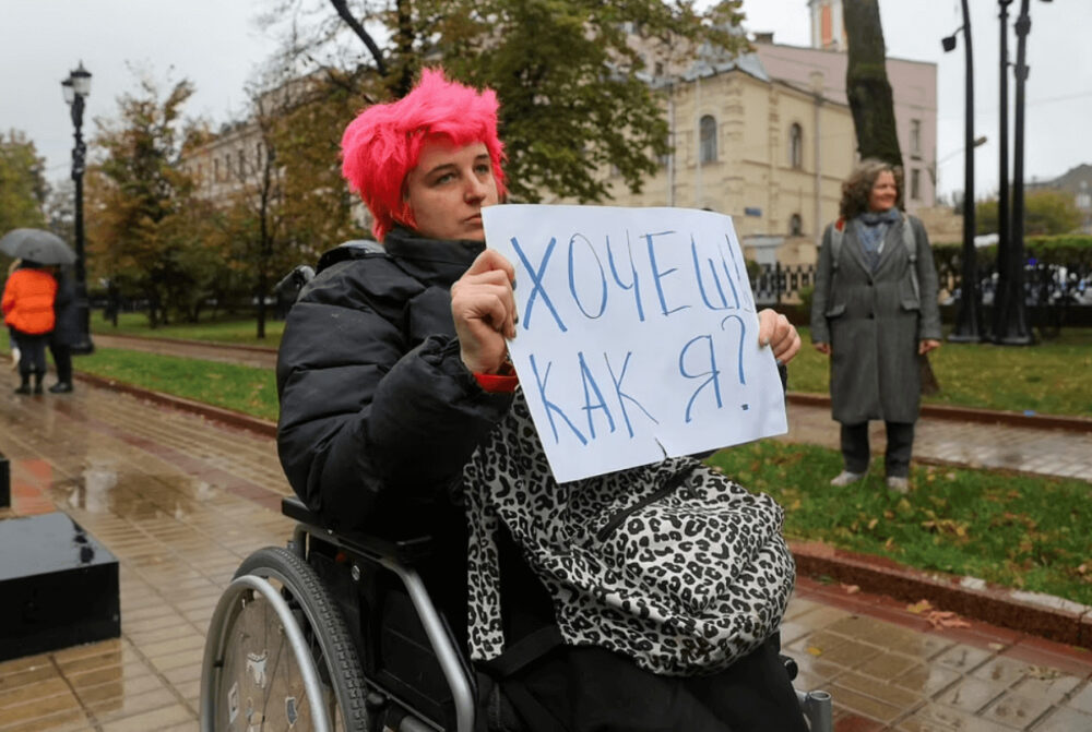 ロシアで車椅子の女性が無言の抗議
