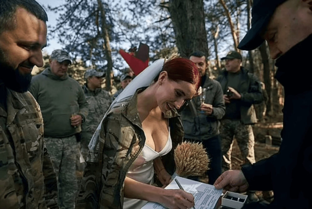 ウクライナのジャンヌ・ダルクが戦場で結婚