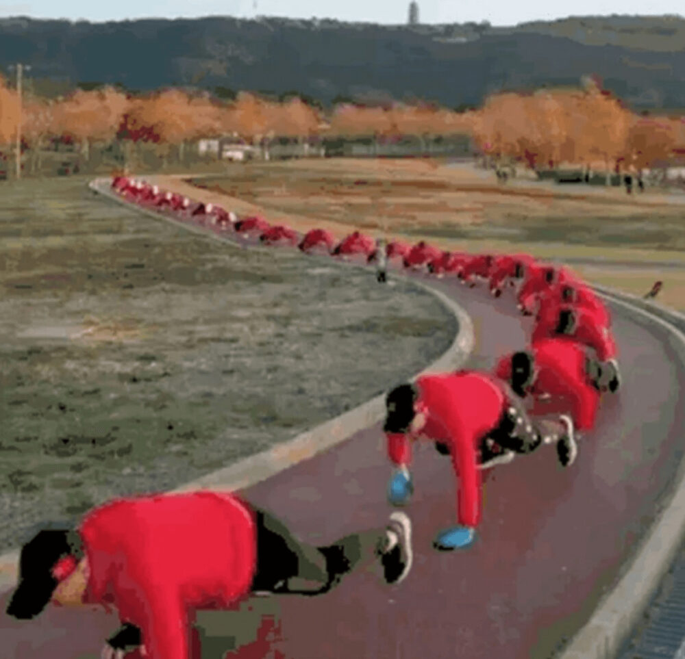 中国で話題「ワニ歩き健康法」が腰痛改善に効果的