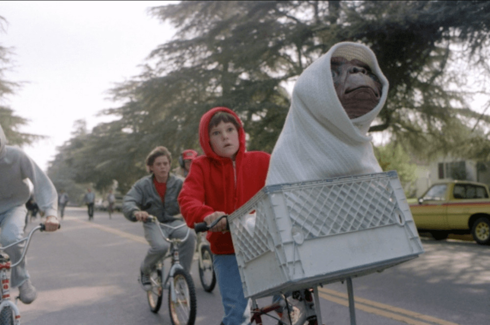 映画「E.T.」のロボットオークションに出品