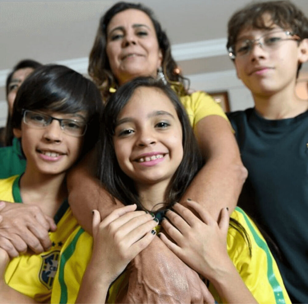 6本指ばかりの多指症家族がブラジル代表6度目の優勝を祈願!!