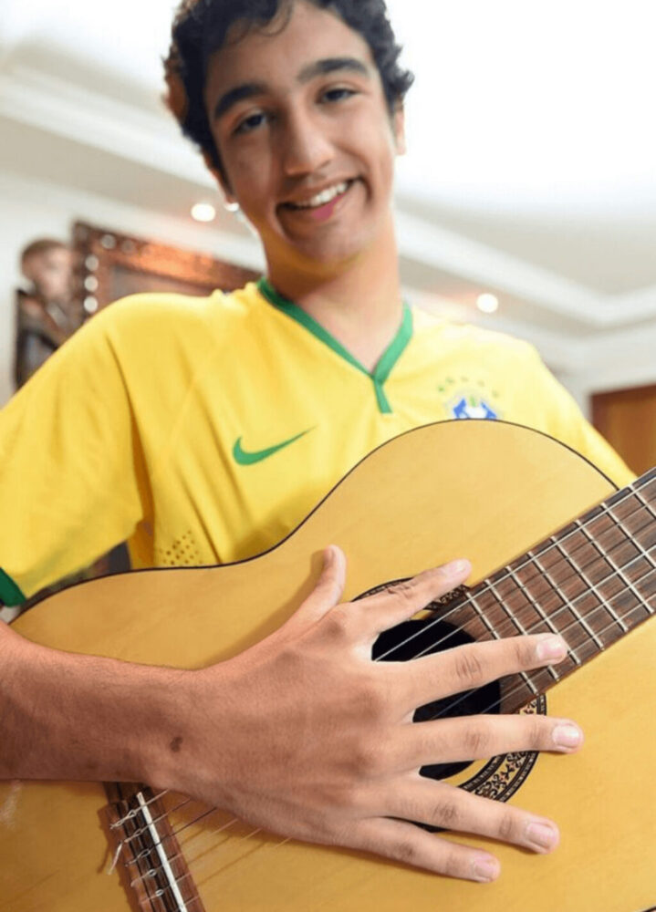 6本指ばかりの多指症家族がブラジル代表6度目の優勝を祈願!!