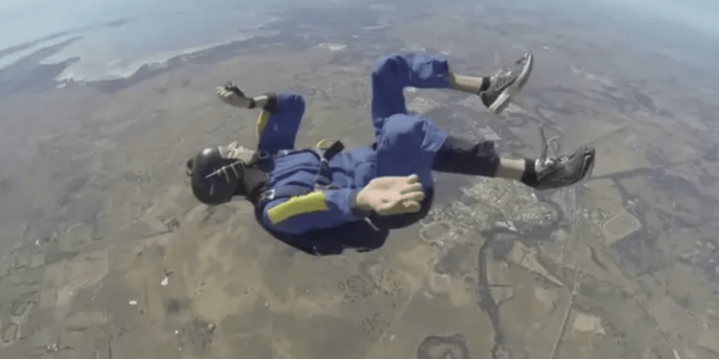 【恐怖動画】スカイダイビング中に意識を失った男