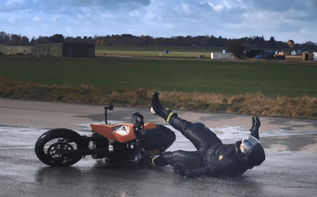 世界初のエアバッグジーンズがバイク乗りの下半身の安全を守る