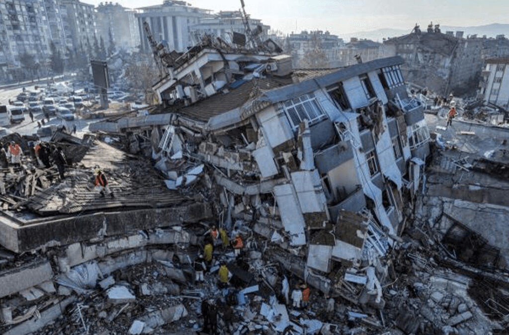 トルコシリア地震で死亡した男が葬式の最中に復活