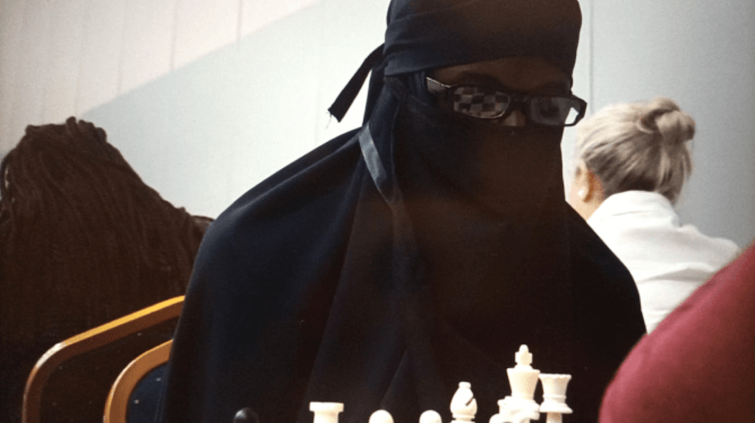 チェス女性トーナメントに賞金目当ての女装男が出場