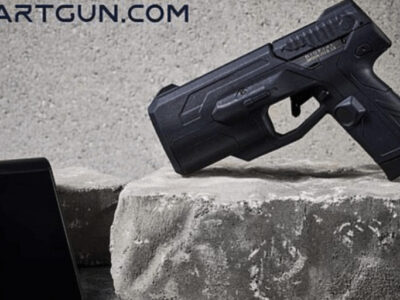 世界初スマート拳銃発売!指紋認証と顔認証機能搭載
