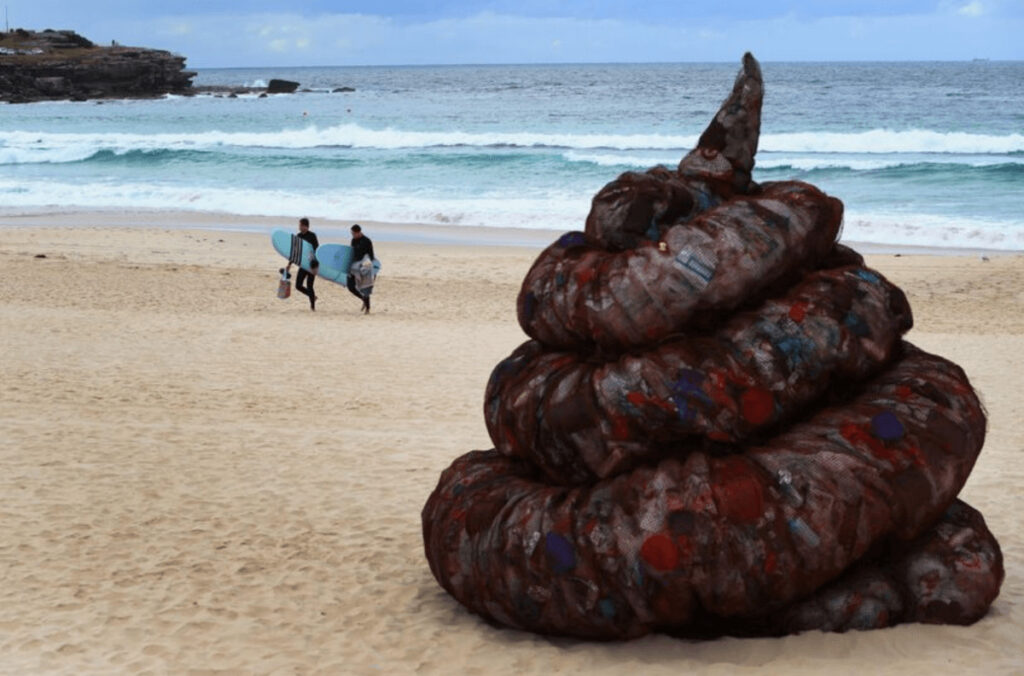 オーストラリアの観光名所に巨大ウンコアート出現