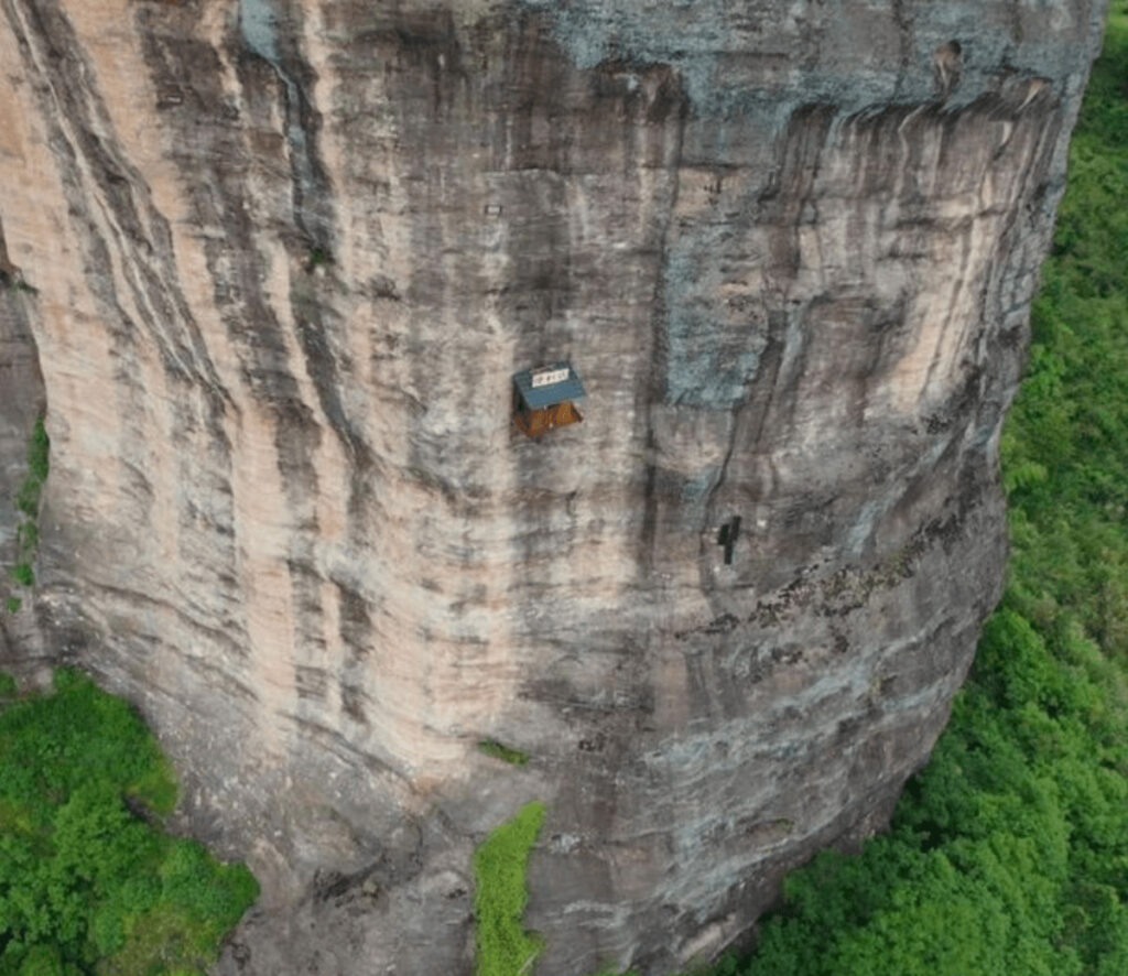 「世界一不便なコンビニ」は断崖絶壁120mで営業中