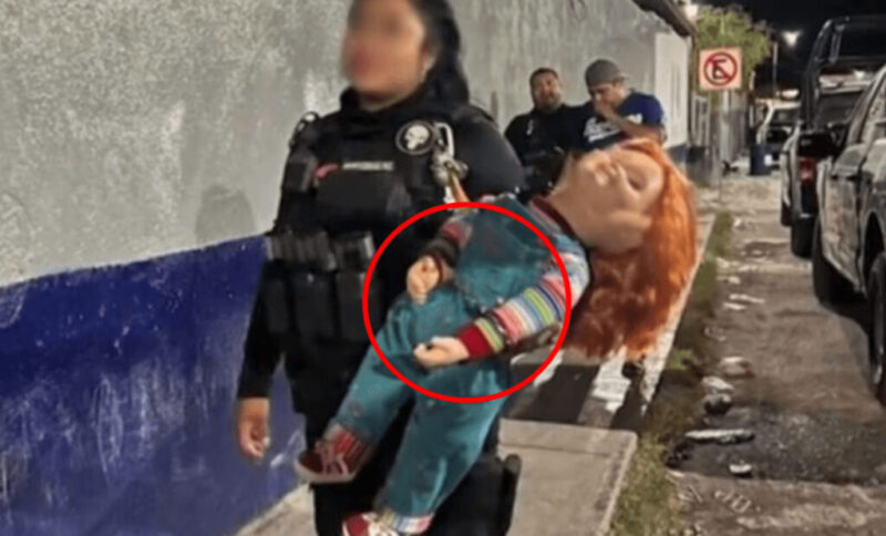 警察官が呪いの人形チャッキーに手錠をかけて逮捕