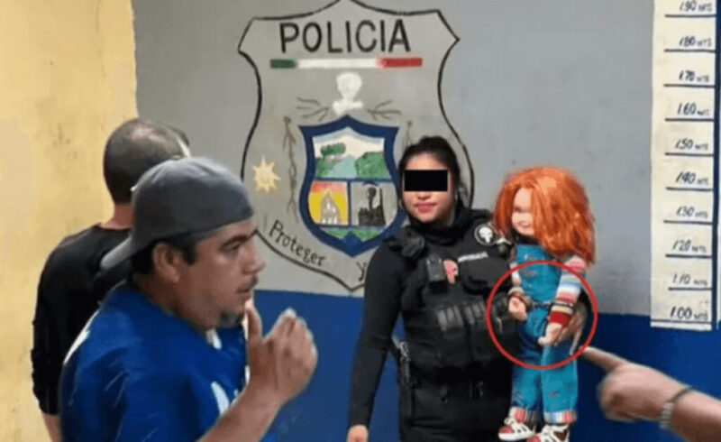 警察官が呪いの人形チャッキーに手錠をかけて逮捕
